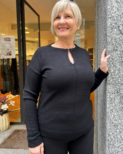 Maglione girocollo gancio sul collo nero