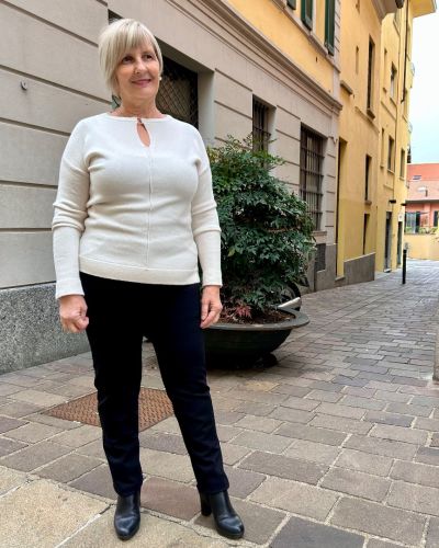 Maglione girocollo gancio sul collo panna 